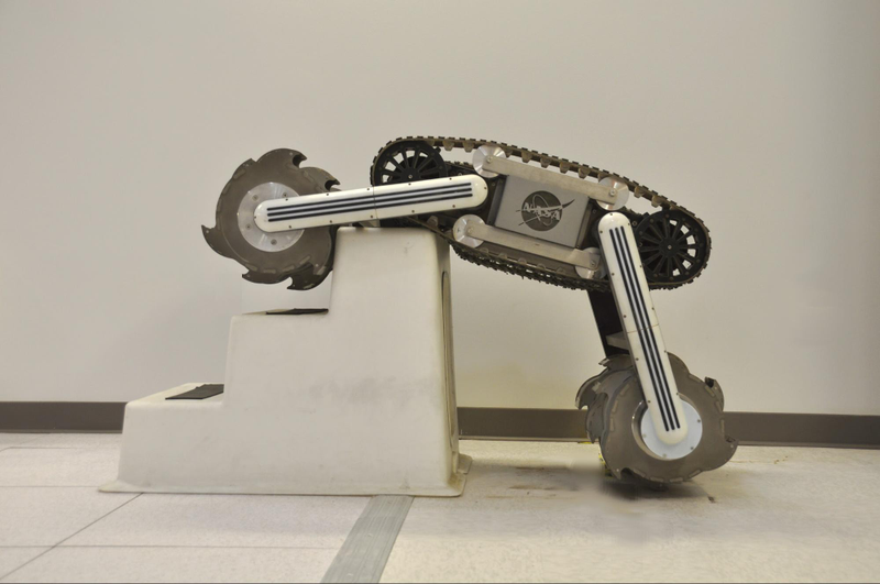 Uno de los primeros prototipos del RASSOR, escalando unas escaleras. (Imagen: NASA).